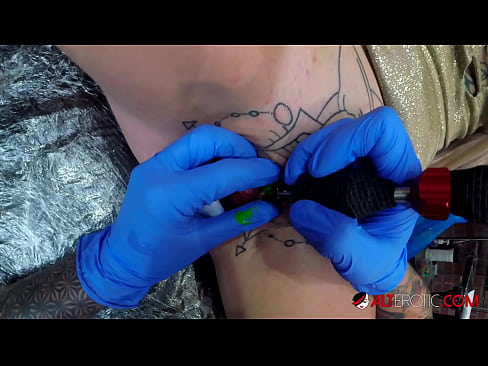❤️ Itin tatuiruota karšta Sully Savage gavo tatuiruotę ant savo klitorio ️❌ Dulkinimo video prie mūsų lt.sexera.ru ❌️